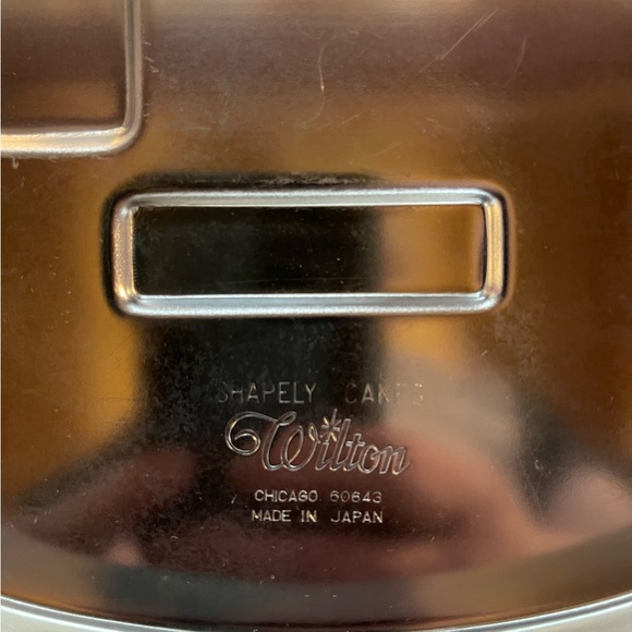 Wilton Guitar shaped cake pans - Picture 4 of 7